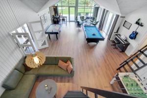 einen Blick über ein Wohnzimmer mit einem Billardtisch in der Unterkunft Villavilla 546 in Vester Lem