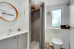 ein Badezimmer mit Toilette, Waschbecken und Spiegel in der Unterkunft Villavilla 546 in Vester Lem