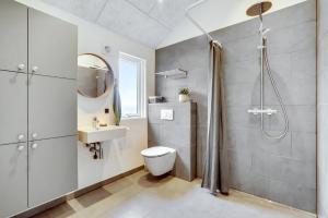 ein Badezimmer mit Dusche, Toilette und Waschbecken in der Unterkunft Villavilla 546 in Vester Lem + 40 Fotos