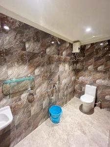 ein Badezimmer mit Toilette und Waschbecken in der Unterkunft Sweet Mango Tree Homestay in Port Blair