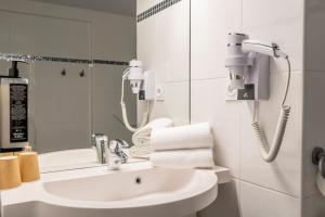 ein Badezimmer mit Waschbecken und Dusche in der Unterkunft ibis budget Bayonne in Bayonne + 45 Fotos