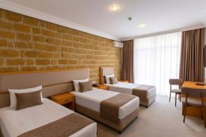 Un pat sau paturi într-o cameră la Senator Boutique Hotel