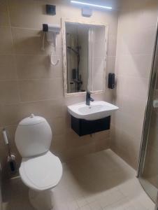 Et badeværelse på Holms Motel Larvik + 19 billeder