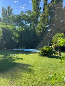 een tuin met een zwembad en bomen bij Casa La Azulita in Lobos