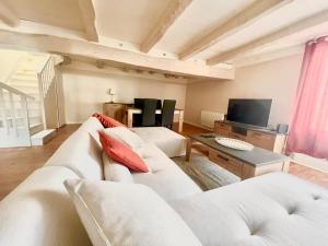 TV a/nebo společenská místnost v ubytování REFUGE CHAMPETRE - Moderne & Confort - Jardin Terrasse Barbecue - Parking et Wifi Gratuit - ESPACE ET DETENTE - Parfaitement équipé - Idéal FAMILLE