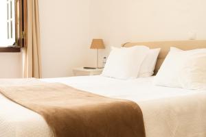 En eller flere senge i et værelse på Hospedaria Pielas + 17 billeder