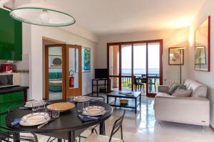 een woonkamer met een tafel en een bank bij Spianate in Castiglioncello