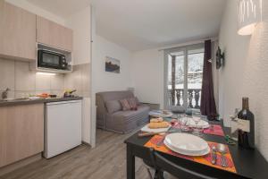 Køkken eller tekøkken på Chamonix Sud - Forclaz 213 - happy Rentals