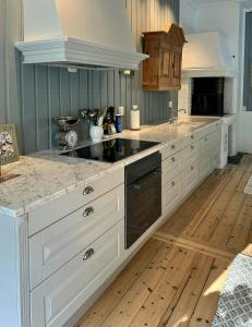 Køkken eller tekøkken på Charming Swiss-Style Cabin On Hankø