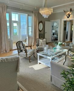 Et opholdsområde på Charming Swiss-Style Cabin On Hankø + 23 billeder