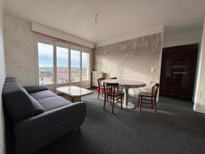 Posezení v ubytování Appartement F4 meublé 75m2 trois chambres avec balcon + 7 fotografií