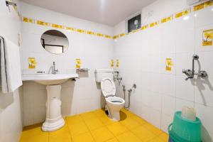 Koupelna v ubytování Boutique Tribhuwan Hill View Hotel Free Wifi and Parking Facilities - Best Services - Prime Location- Premium Hotel In Ranikhet