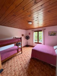 een slaapkamer met twee bedden en een houten plafond bij CABAÑAS MECHI in Mar del Plata