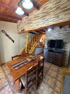 een eetkamer met een houten tafel en een keuken bij CABAÑAS MECHI in Mar del Plata