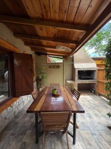 een houten tafel en stoelen op een terras bij CABAÑAS MECHI in Mar del Plata