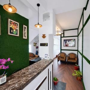 Posezení v ubytování Boutique Tribhuwan Hill View Hotel Free Wifi and Parking Facilities - Best Services - Prime Location- Premium Hotel In Ranikhet