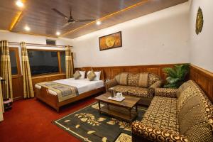 Postel nebo postele na pokoji v ubytování Boutique Tribhuwan Hill View Hotel Free Wifi and Parking Facilities - Best Services - Prime Location- Premium Hotel In Ranikhet