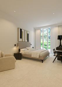 een grote slaapkamer met 2 bedden en een piano bij Fenici Levanzo Hotel - Adults Only in Levanzo