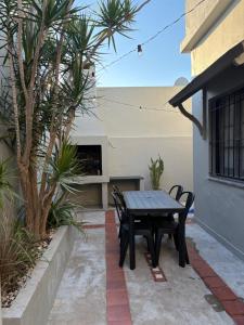 een zwarte tafel en stoelen op een patio bij Casa Soul in Chascomús