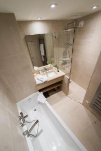 un bagno con un lavandino, uno specchio e una vasca di La Bastide de Saint Martin a Saint-Martin-de-Ré Altre 21 foto