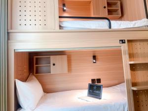 een kamer met 2 stapelbedden en een laptop. bij HOMIX Hotel in Singapore +28 foto's