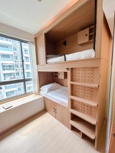 een kamer met een stapelbed en een raam bij HOMIX Hotel in Singapore