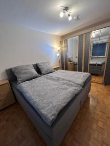 拜罗伊特Wagner`s Apartment Bayreuth FeWo的一间带床的卧室，位于一间有窗户的房间里