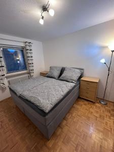 拜罗伊特Wagner`s Apartment Bayreuth FeWo的卧室里有一张床和一盏灯