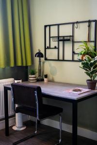 einen Schreibtisch mit Stuhl in einem Zimmer mit Pflanzen in der Unterkunft Short Stay Wageningen in Wageningen