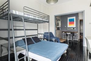 塞萨洛尼基Restored, immaculate condo @ historic center #1的一间带双层床和书桌的卧室