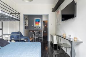 塞萨洛尼基Restored, immaculate condo @ historic center #1的一间带床的卧室和一间客厅