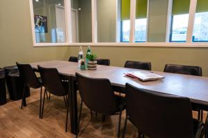 ein Konferenzraum mit einem Holztisch und Stühlen in der Unterkunft Short Stay Wageningen in Wageningen