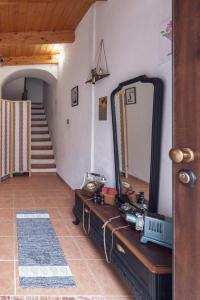 een spiegel op een dressoir in een kamer met een trap bij Sassari Station Inn in Sassari