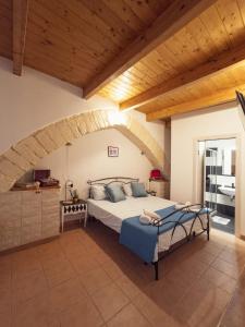een slaapkamer met een bed en een houten plafond bij Sassari Station Inn in Sassari