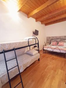 2 stapelbedden in een kamer met een houten plafond bij Sassari Station Inn in Sassari +22 foto's
