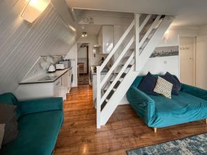 een woonkamer met een groene bank en een trap bij Chalet Lodge - Uk51029 in Kingsdown