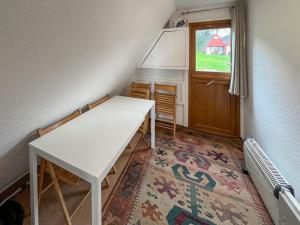 een kleine kamer met een witte tafel en een raam bij Chalet Lodge - Uk51029 in Kingsdown +10 foto's