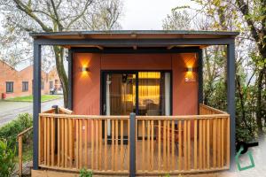 una casetta minuscola con un ponte perimetrale di Hotiday Bologna Arena a Bologna