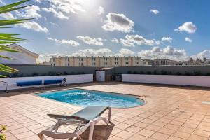 Swimmingpoolen hos eller tæt på Villa La Perla - Cliffside Retreat
