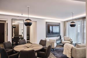 ein Wohnzimmer mit Tisch und Stühlen in der Unterkunft Chalet Ischgl - Modern Luxury Residences in Ischgl