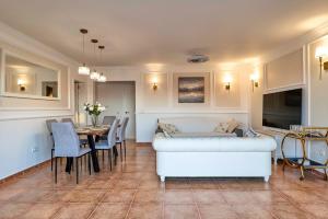 Et tv og/eller underholdning på Villa La Perla - Cliffside Retreat