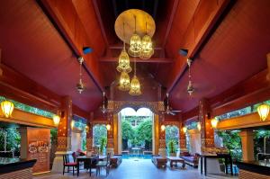 Ein Restaurant oder anderes Speiselokal in der Unterkunft Burasari Phuket Resort & Spa 