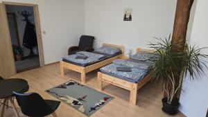 Una sala de estar con dos sofás y una mesa. en Penzion Na Slunci, en Jihlava