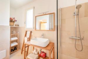 un bagno con lavandino e doccia di Antico Casolare P. P. a Otranto Altre 58 foto