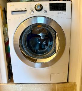 a washing machine with its door open in a room at Le Paradis' c'est ici in Gréoux-les-Bains