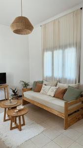 un divano in soggiorno con una grande finestra di Casa Soul a Chascomús