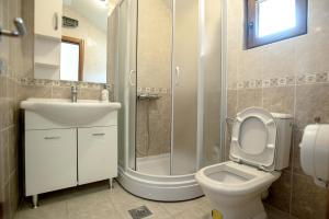 Koupelna v ubytování Apartman + 12 fotografií