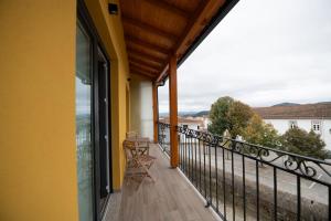 un balcone con tavolo e sedie di Casa Avó Libânia a Murça