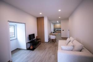 un soggiorno con un divano e un tavolo di Casa Avó Libânia a Murça Altre 3 foto