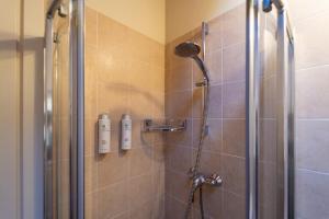 ein Badezimmer mit Dusche mit Glastür in der Unterkunft Apartment with SwimmingPool and view in Tremezzo + 28 Fotos